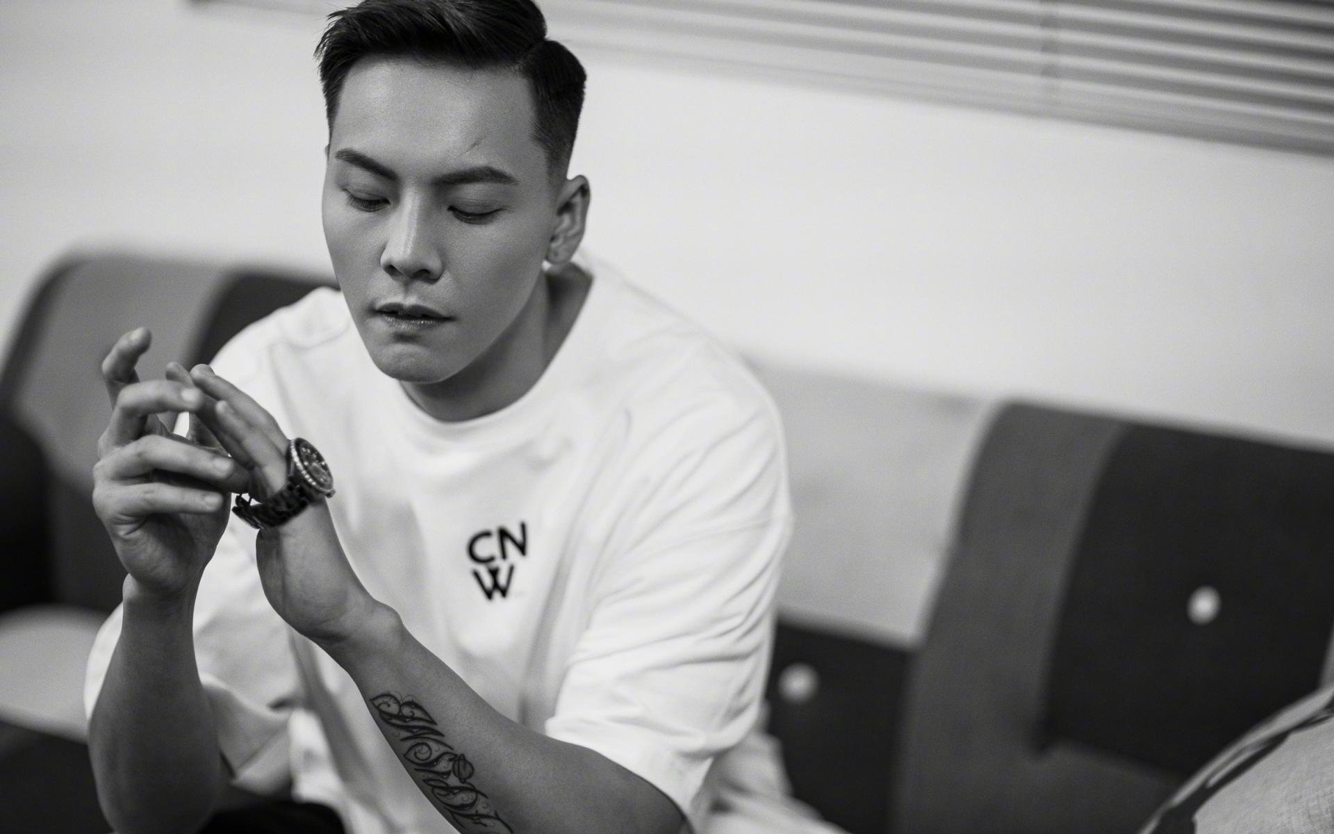 九游正版入口-星光夜空越野跑，灯火阑珊中的极速闪耀，夜空星光闪耀图片